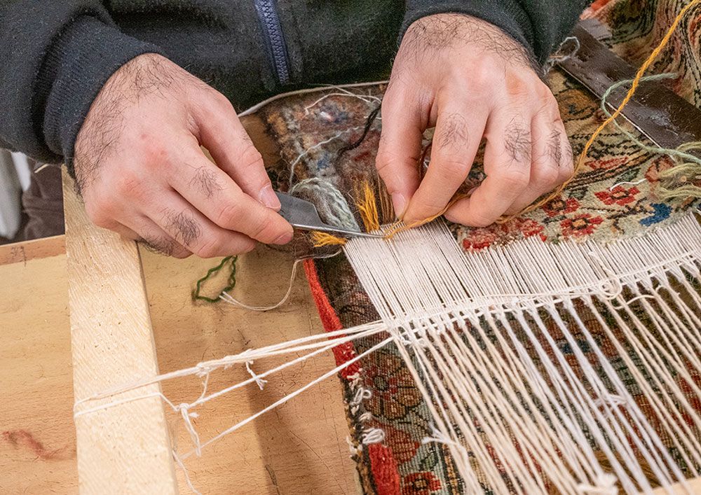 Artigiani restauro e riparazione tappeto orientale persiano - Babaei Carpets Milano
