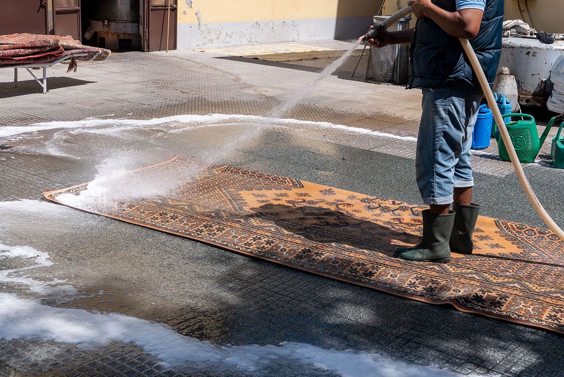 Lavaggio tappeto ad acqua con sapone naturale